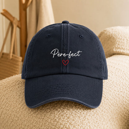 Casquette personnalisée papa Père-fect noire posée en intérieur