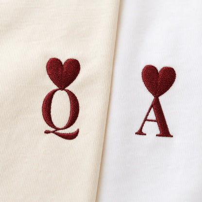 Pull personnalisé couple initiale – détails brodés sur t-shirts ivoire et blanc
