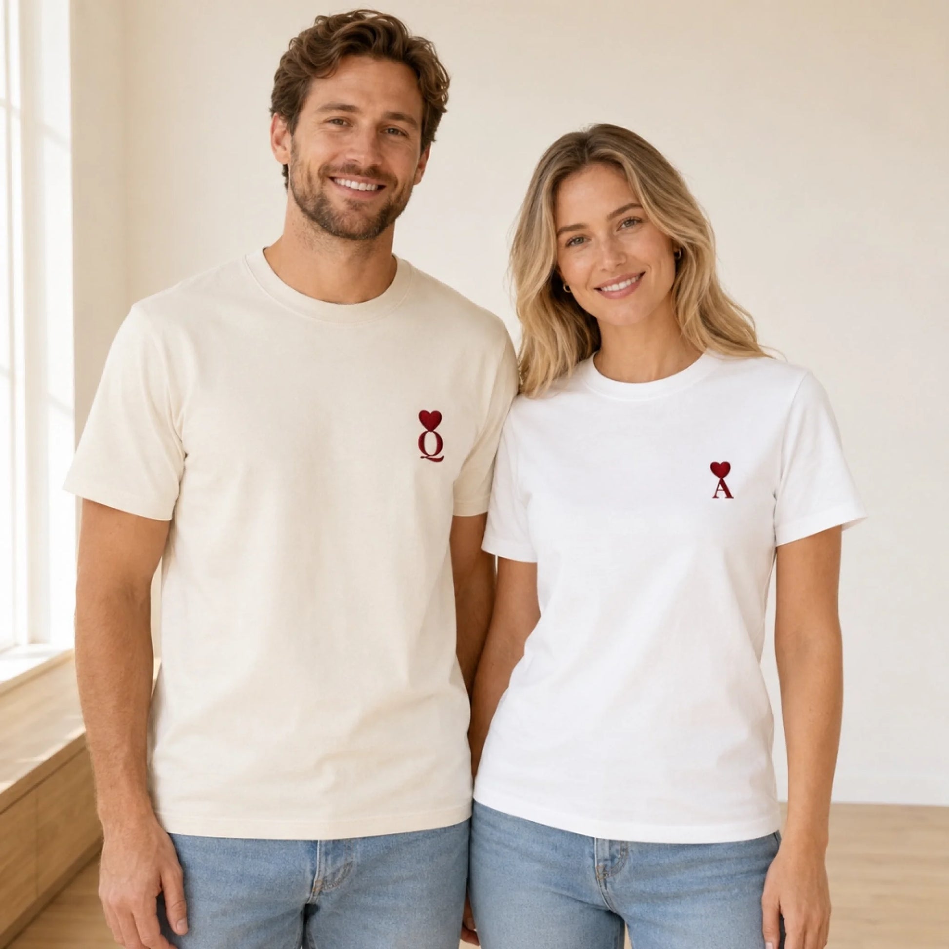 Pull personnalisé couple initiale – couple en t-shirts brodés minimalistes