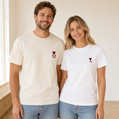 Pull personnalisé couple initiale – couple en t-shirts brodés minimalistes