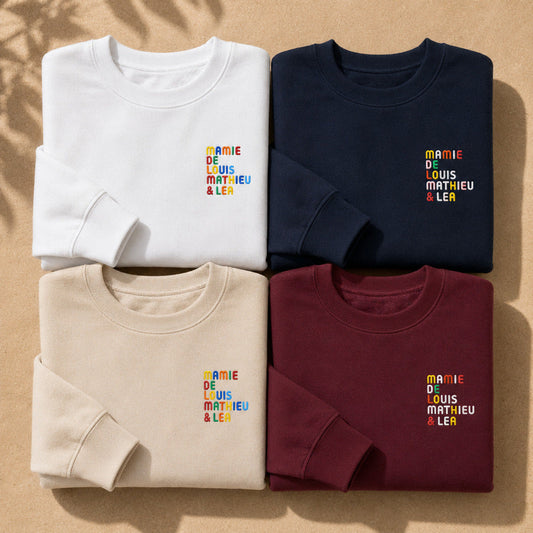 Pull personnalisé Mamie - Prénoms multicolore brodé - flatlay multicolore 1