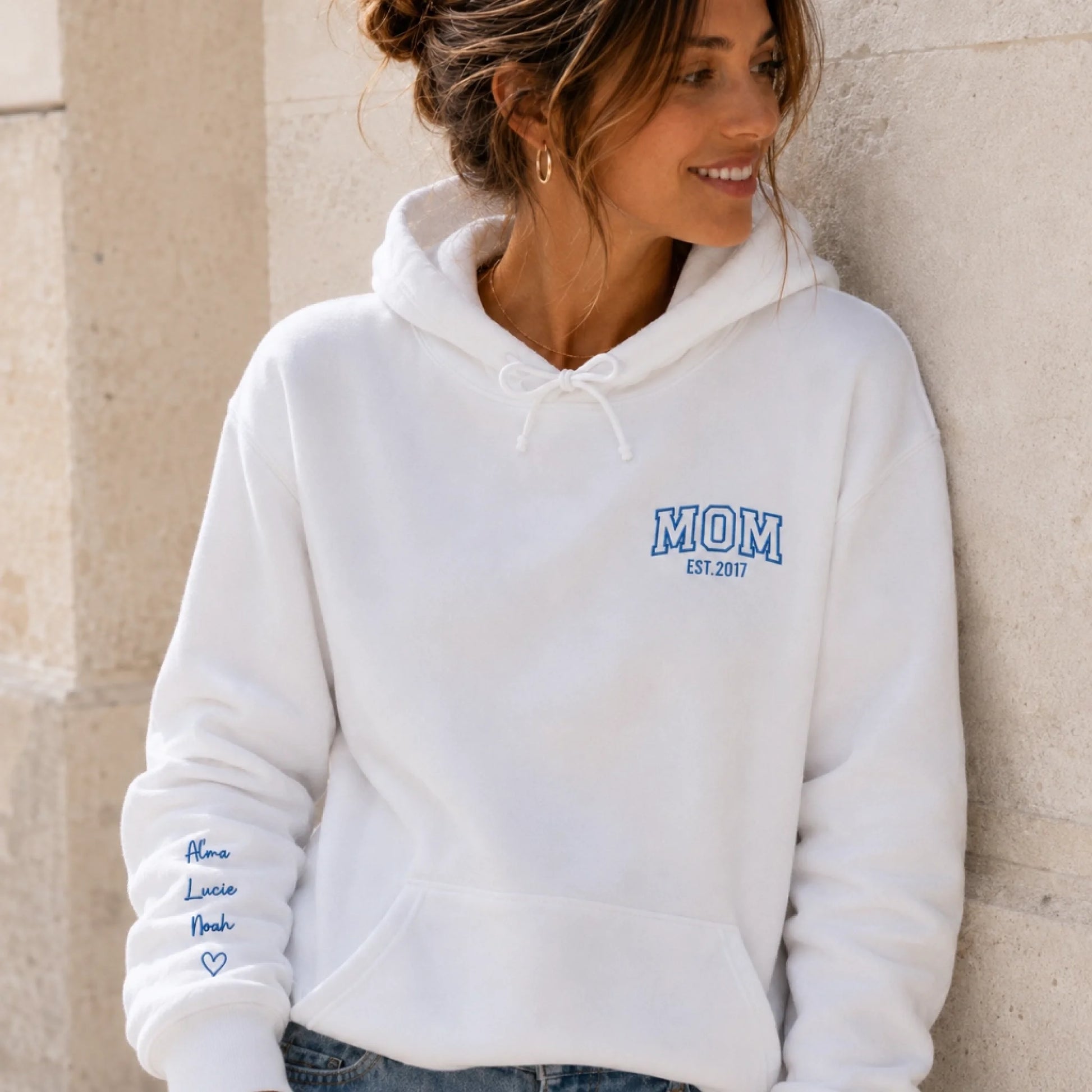 Sweat à capuche personnalisé maman - MOM et prénoms des enfants – vue 7