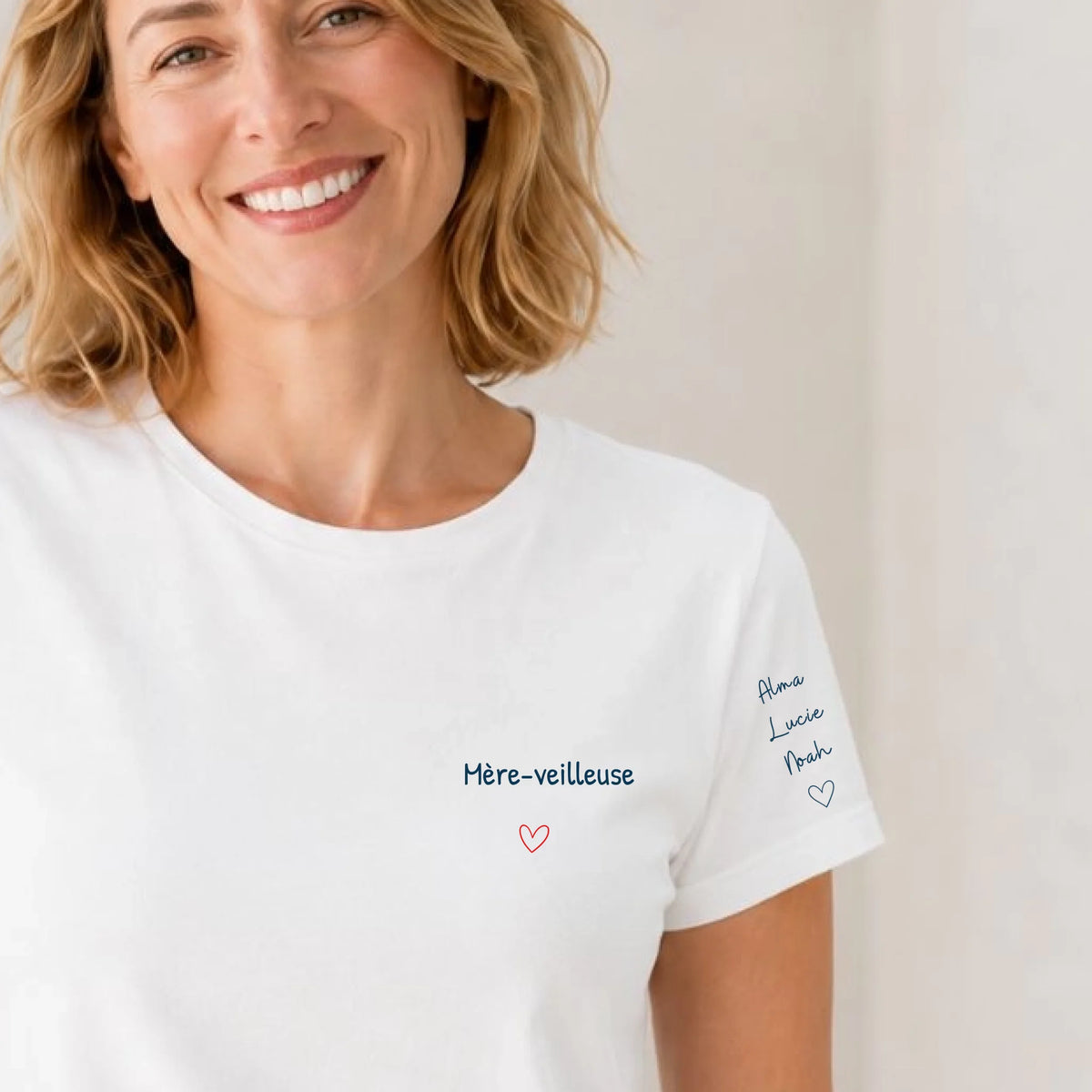 T-shirt Mère-veilleuse personnalisé – Cœur et prénoms – vue 2