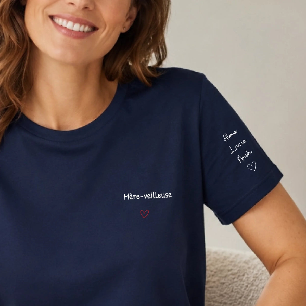 T-shirt Mère-veilleuse personnalisé – Cœur et prénoms