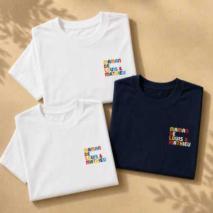 T-Shirt personnalisé Maman - Prénoms multicolore brodé - flatlay blanc et marine 2