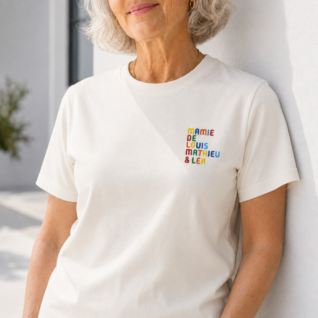 T-Shirt personnalisé Mamie - Prénoms multicolore brodé